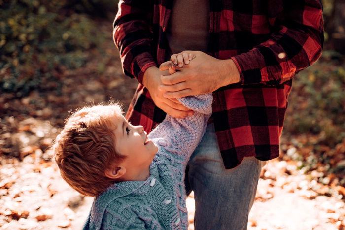 Ajunge cu rivalitatea: iubirea tatilor este la fel de puternica ca iubirea mamelor pentru copii